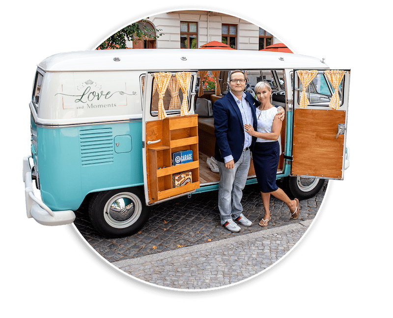 Professionelle Hochzeitsfotografen aus Potsdam posieren vor einem VW-Bus