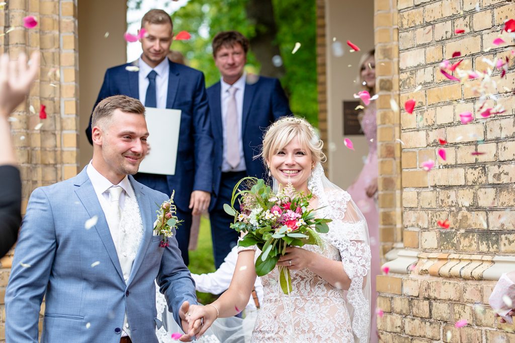 Brautpaar mit Reis und Blüten bewerfen Neuendorfer Anger Potsdam